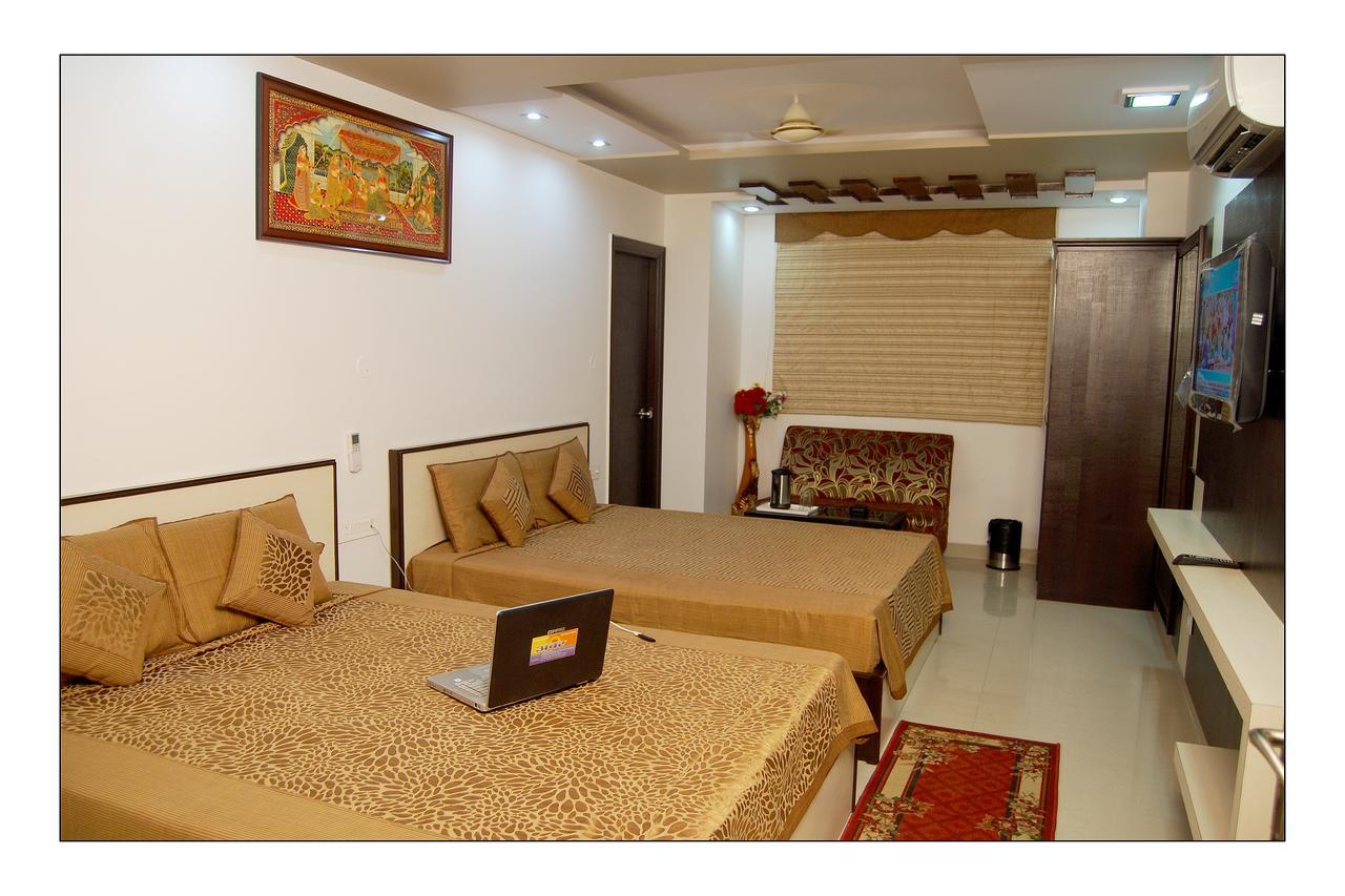 Hotel Jinendra Palace Jaipur Exteriör bild